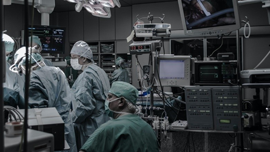Surgeons Operate on Cancer Patient With Aid of Spectrum Analyzers