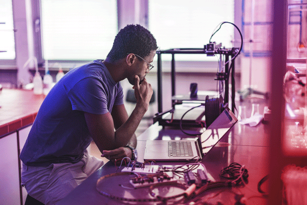 Product engineer using Keysight instrument workflow software