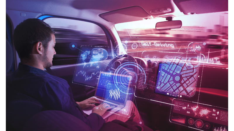 Mann mit Laptop in Elektrofahrzeug testet HMI-System
