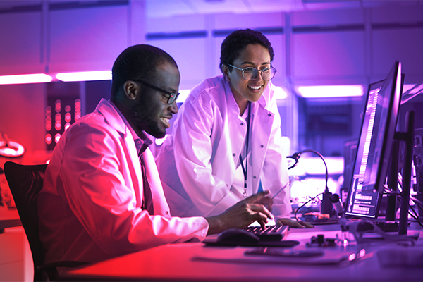 컴퓨터 모니터에서 작업하는 두 명의 엔지니어