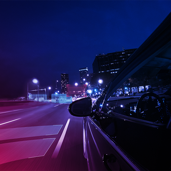 道路を走る車