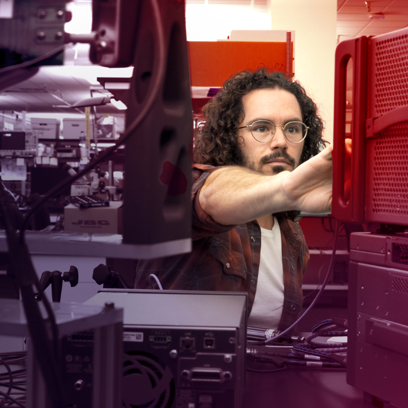 Hands-on oscilloscope tutorial setup with waveform signals, from Keysight’s educational resources for beginners learning electronic measurements